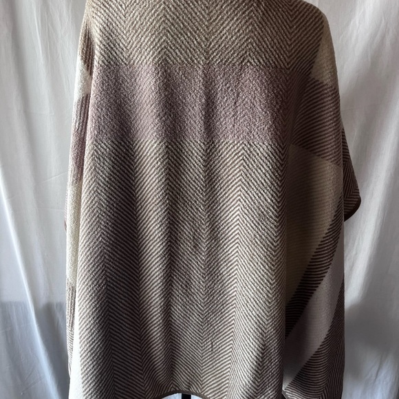 Cuddl Duds Beige and White Women's Poncho - Picture 2 of 6